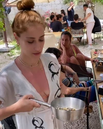 Hazal Kaya seksi ifşa fotoğrafı 80283