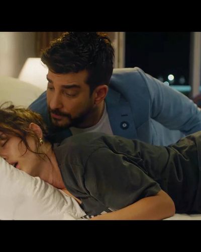 Hazal Kaya seksi ifşa fotoğrafı 14 — Benden Ne Olur (2022)