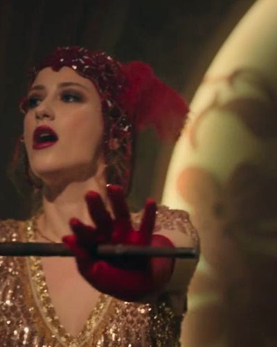 Hazal Kaya seksi ifşa fotoğrafı 11 — Pera Palas'ta Gece Yarısı (2022)