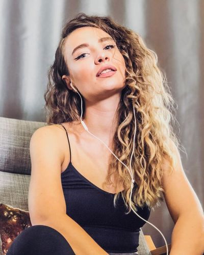 Irmak Arıcı seksi ifşa fotoğrafı 9