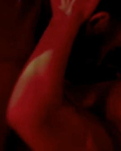 Lale Mansur seksi ifşa fotoğrafı 4 — Misafir (2011)