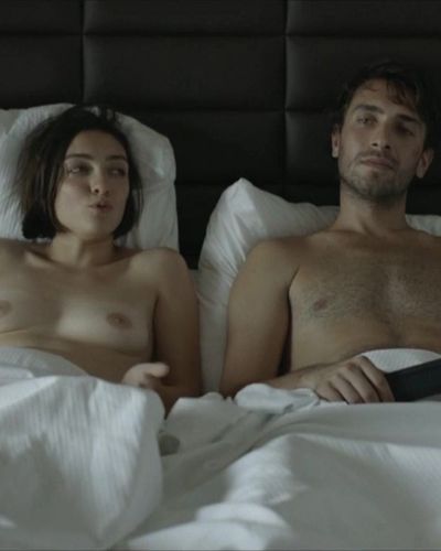 Merve Dizdar seksi ifşa fotoğrafı 3 — Körfez (2017)