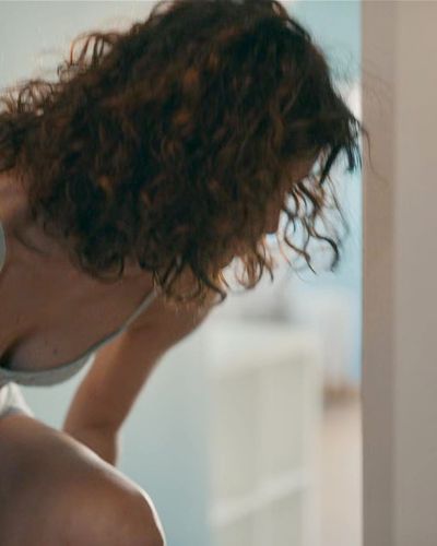 Nehir Erdoğan seksi ifşa fotoğrafı 12 — Mira: Her Şey Yolundaymış Gibi (2026)