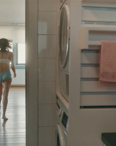 Nehir Erdoğan seksi ifşa fotoğrafı 13 — Mira: Her Şey Yolundaymış Gibi (2026)