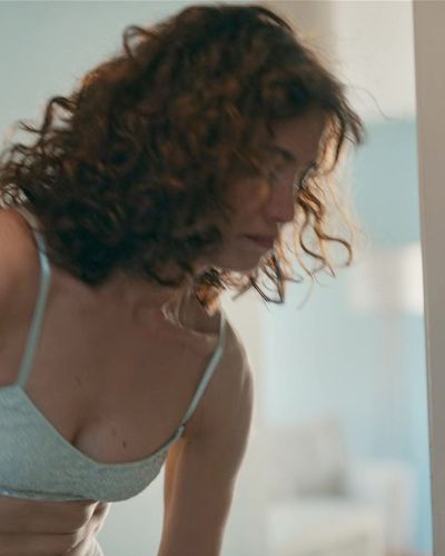 Nehir Erdoğan seksi ifşa fotoğrafı 17 — Mira: Her Şey Yolundaymış Gibi (2026)