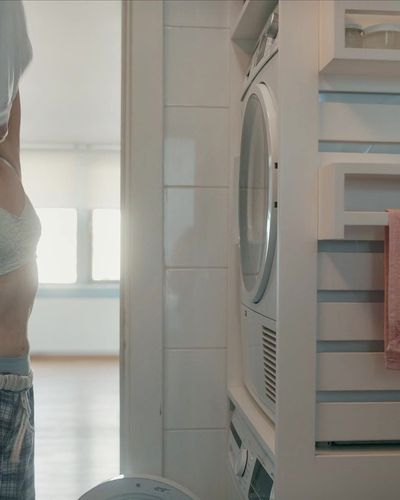 Nehir Erdoğan seksi ifşa fotoğrafı 18 — Mira: Her Şey Yolundaymış Gibi (2026)