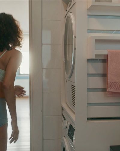 Nehir Erdoğan seksi ifşa fotoğrafı 8 — Mira: Her Şey Yolundaymış Gibi (2026)