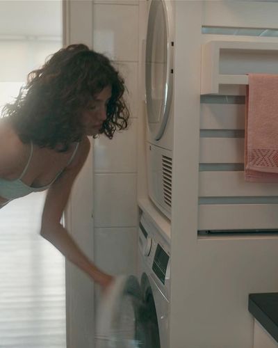 Nehir Erdoğan seksi ifşa fotoğrafı 9 — Mira: Her Şey Yolundaymış Gibi (2026)