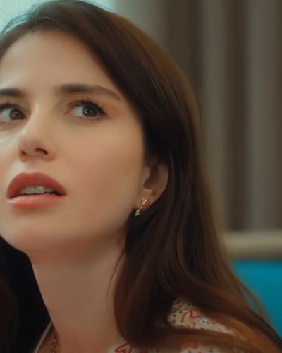 Özge Gürel seksi ifşa fotoğrafı 1 — Bay Yanlış (2020)