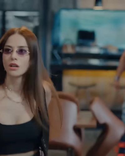 Özge Gürel seksi ifşa fotoğrafı 10 — Bay Yanlış (2020)