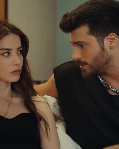 Özge Gürel seksi ifşa fotoğrafı 11 — Bay Yanlış (2020)