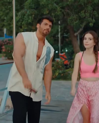 Özge Gürel seksi ifşa fotoğrafı 14 — Bay Yanlış (2020)