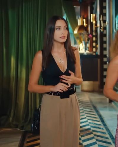 Özge Gürel seksi ifşa fotoğrafı 15 — Bay Yanlış (2020)
