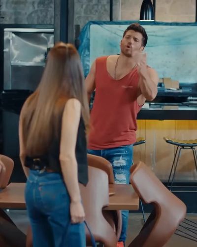 Özge Gürel seksi ifşa fotoğrafı 16 — Bay Yanlış (2020)