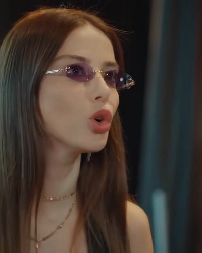 Özge Gürel seksi ifşa fotoğrafı 3 — Bay Yanlış (2020)