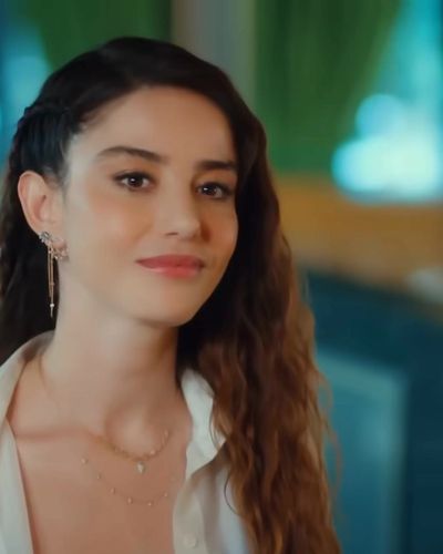 Özge Gürel seksi ifşa fotoğrafı 4 — Bay Yanlış (2020)