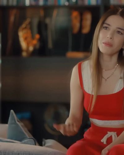 Özge Gürel seksi ifşa fotoğrafı 5 — Bay Yanlış (2020)