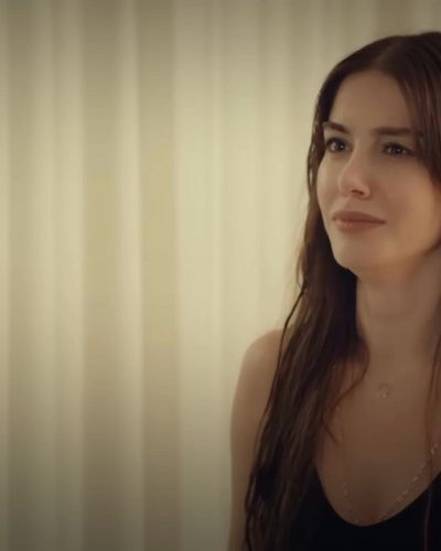 Özge Gürel seksi ifşa fotoğrafı 6 — Bay Yanlış (2020)