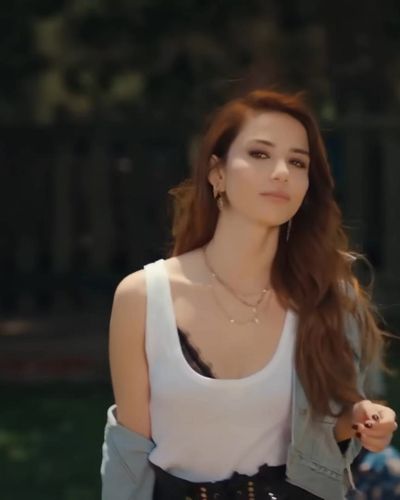 Özge Gürel seksi ifşa fotoğrafı 7 — Bay Yanlış (2020)