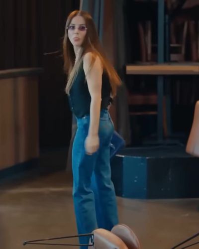 Özge Gürel seksi ifşa fotoğrafı 9 — Bay Yanlış (2020)