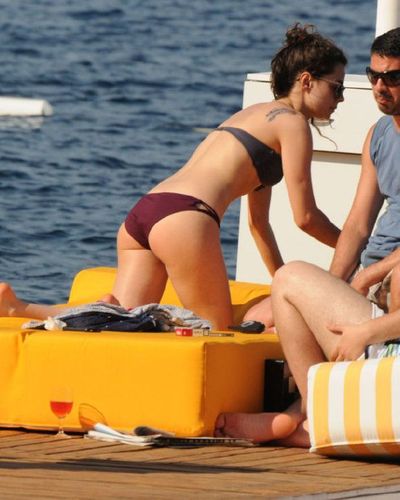 Özge Özpirinççi seksi ifşa fotoğrafı 77