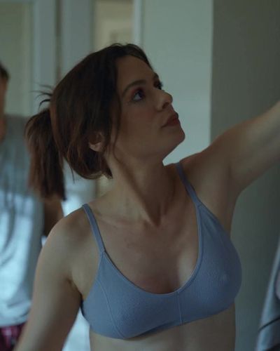 Özge Özpirinççi seksi ifşa fotoğrafı 3 — İlk ve Son (2021)