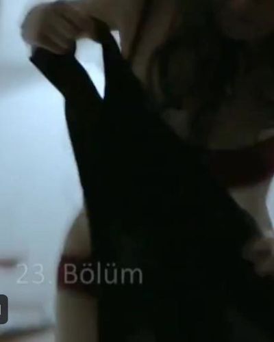 Özgü Namal seksi ifşa fotoğrafı 1 — Merhamet (2013)