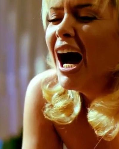 Özlem Savaş seksi ifşa fotoğrafı 6 — Abuzer Kadayıf (2000)