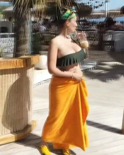 Pelin Akil seksi ifşa fotoğrafı 1197