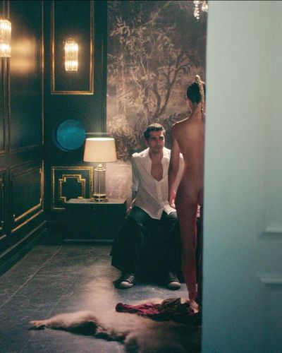 Saadet Aksoy seksi ifşa fotoğrafı 6 — Şahmaran (2023)