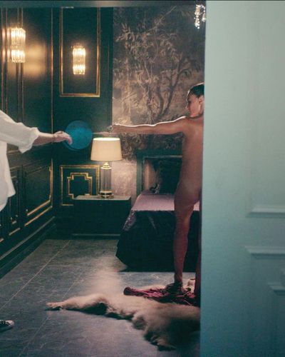 Saadet Aksoy seksi ifşa fotoğrafı 9 — Şahmaran (2023)