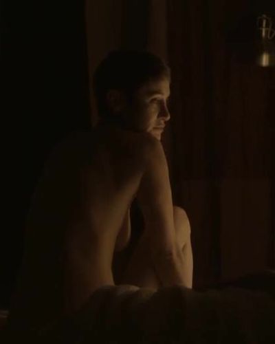 Selen Uçer seksi ifşa fotoğrafı 1 — Aşk, Büyü, Vesaire (2019)