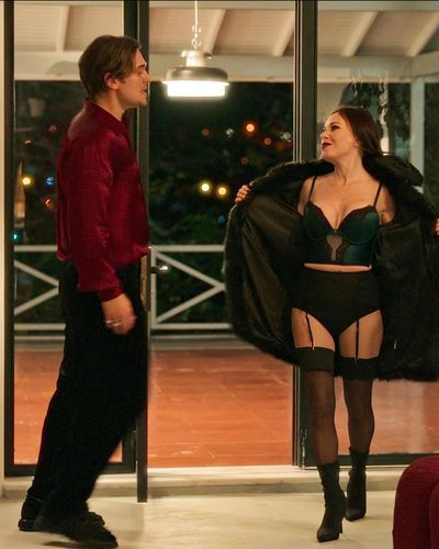 Şenay Gürler seksi ifşa fotoğrafı 2 — Tam Bir Centilmen (2024)