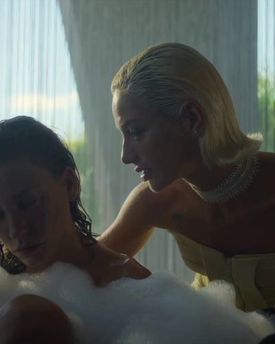 Serenay Sarıkaya seksi ifşa fotoğrafı 23 — Kimler Geldi Kimler Geçti (2024)