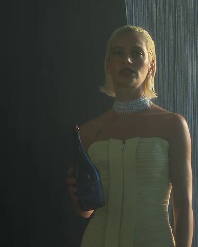 Serenay Sarıkaya seksi ifşa fotoğrafı 24 — Kimler Geldi Kimler Geçti (2024)