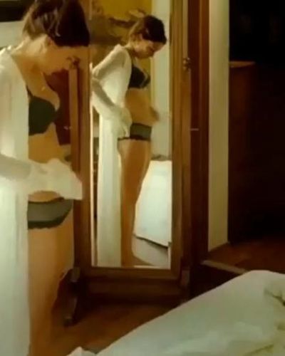 Şevval Sam seksi ifşa fotoğrafı 1 — Siyah Beyaz (2010)