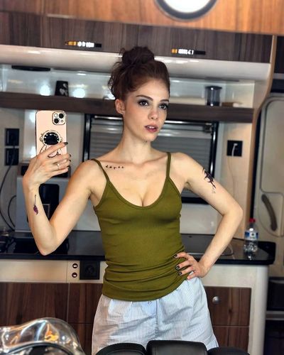 Su Kutlu seksi ifşa fotoğrafı 19