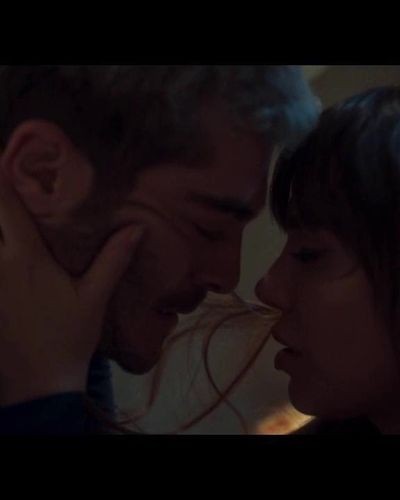 Şükran Ovalı seksi ifşa fotoğrafı 12 — Kal (2022)