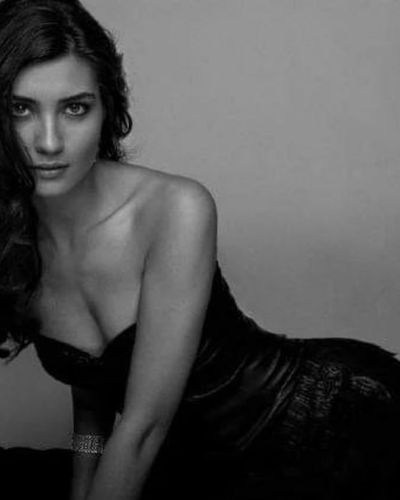 Tuba Büyüküstün seksi ifşa fotoğrafı 67713