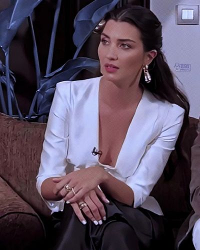Tuba Büyüküstün seksi ifşa fotoğrafı 494