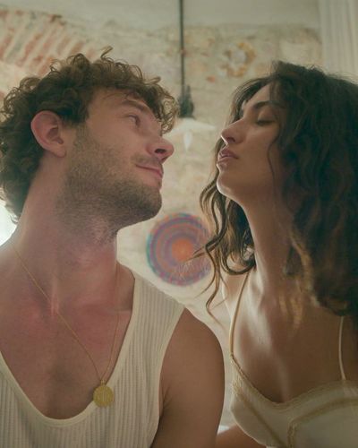Tuba Büyüküstün seksi ifşa fotoğrafı 15 — Zeytin Ağacı (2022)