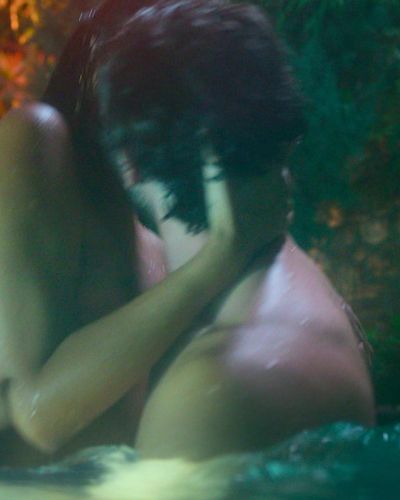 Tuba Büyüküstün seksi ifşa fotoğrafı 17 — Zeytin Ağacı (2022)