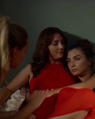 Tuba Büyüküstün seksi ifşa fotoğrafı 28 — Zeytin Ağacı (2022)