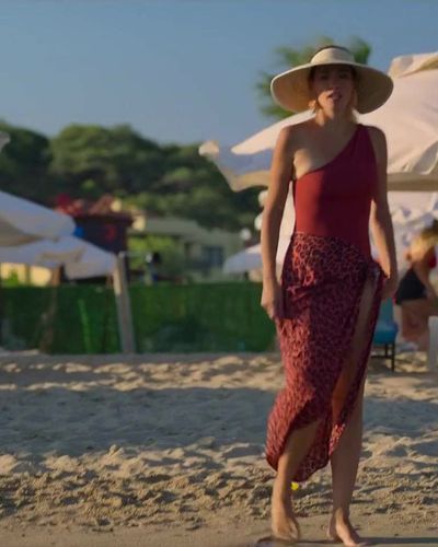 Tuba Büyüküstün seksi ifşa fotoğrafı 39 — Zeytin Ağacı (2022)