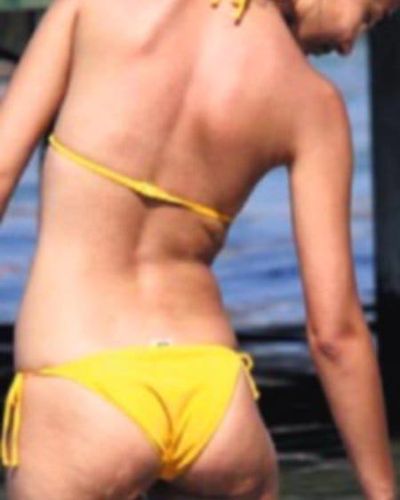 Tuba Büyüküstün seksi ifşa fotoğrafı 5 — Tuba Büyüküstün Sexy Bikini (2022)