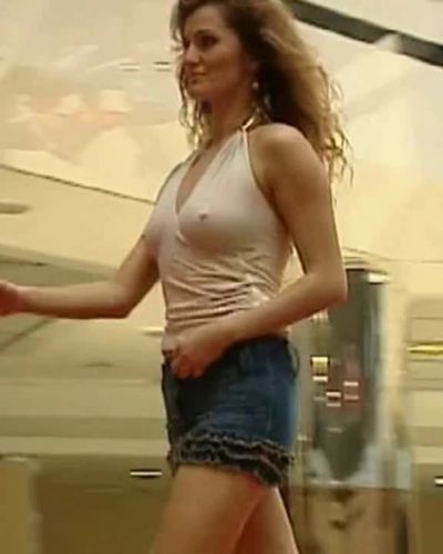 Tuğba Özay seksi ifşa fotoğrafı 12 — Hard Visible Nipples (2022)