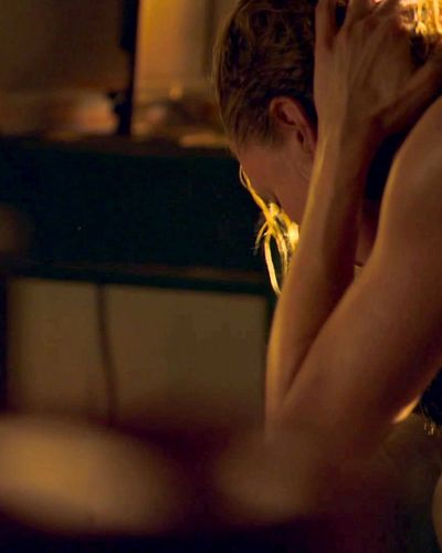 Yasemin Kay Allen seksi ifşa fotoğrafı 7 — Strike Back (2011)