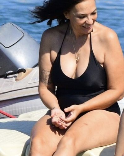Yeşim Salkım seksi ifşa fotoğrafı 7