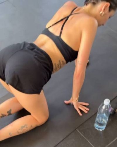 Zeynep Bastık seksi ifşa fotoğrafı 750