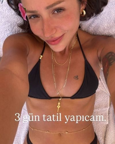 Zeynep Bastık seksi ifşa fotoğrafı 785